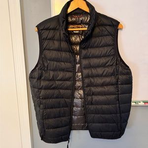Black down puffer vest golf